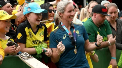 Sophie Devine, Beth Mooney hit jackpot in inaugural Women's Hundred auction